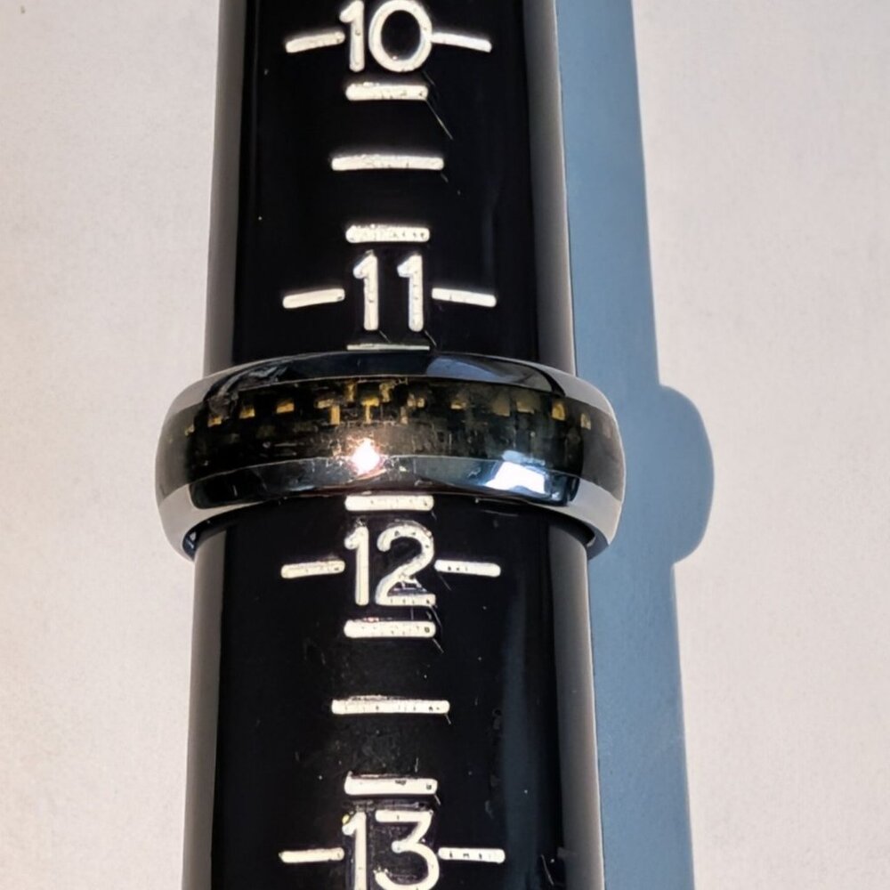 Mens Tungsten Ring Size 11.5 With Carbon Fiber Inlay